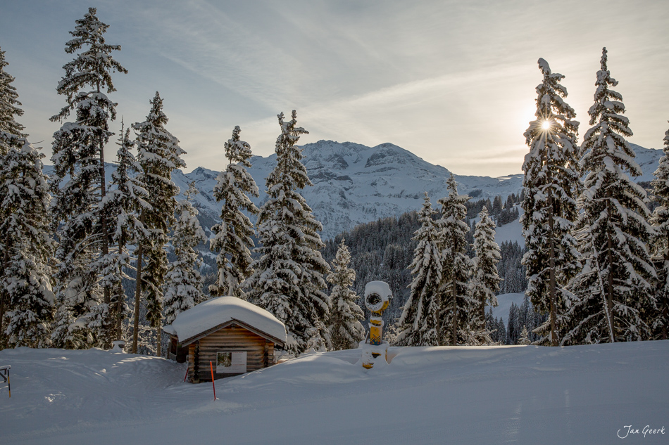 Verschneite Berghütte und Skilift in Lenk im Berner Oberland Winter Schweiz – Jan Geerk Fotograf Basel