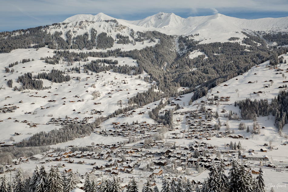 Verschneite Berglandschaft Lenk Simmental mit schneebedeckten Alpengipfeln Wintersonne Berner Oberland Schweiz Jan Geerk Fotograf Basel