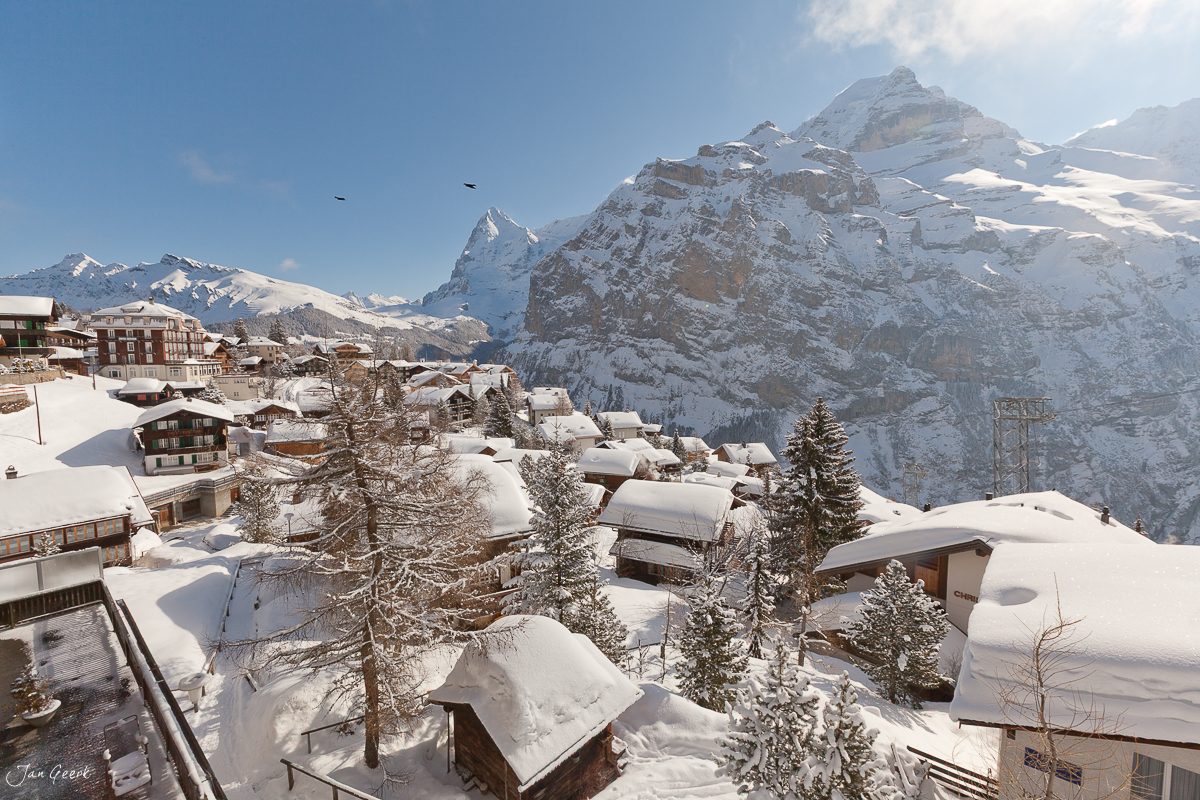 Mürren Winterdorf schneebedeckte Häuser Eiger Wetterhorn Berner Oberland Schweiz – Jan Geerk Fotograf Basel