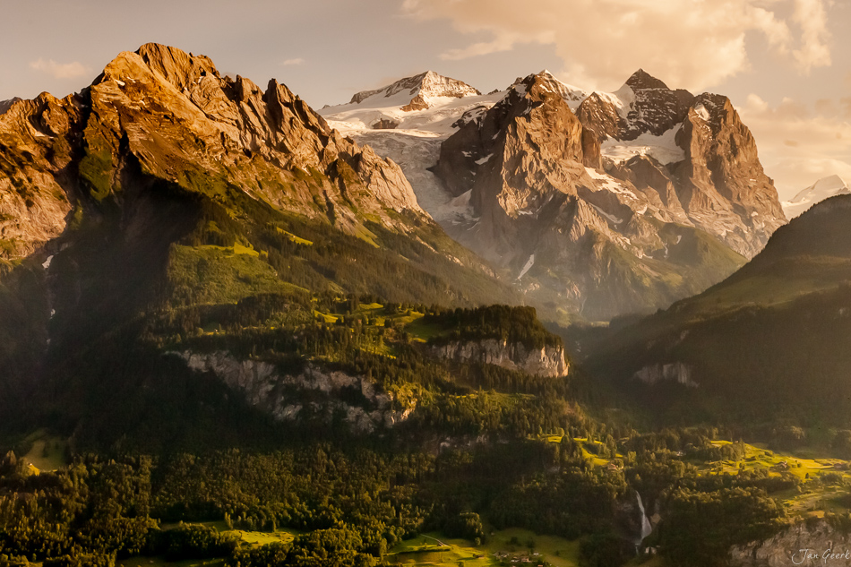 Engelhörner und Wellhorn Alpenpanorama Meiringen Sommermorgen Berner Oberland Schweiz