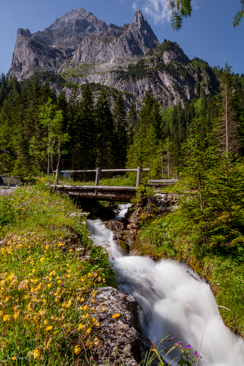 Gletscherschlucht Rosenlaui mit Wildbach Engelhörner Hasliberg Sommer Berner Oberland Schweiz Jan Geerk