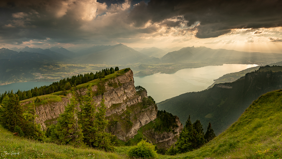 Panoramablick vom Niederhorn über Thunersee und Bergketten bei Sommerwitterung, Berner Oberland Schweiz – Jan Geerk Fotograf Basel