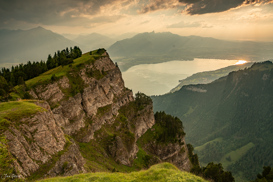 Felsige Bergkuppe mit Blick auf Thunersee und Alpenkette vom Niederhorn im Sommer in der Schweiz – Jan Geerk Fotograf Basel