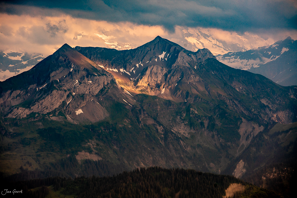 Blick vom Niederhorn auf Eiger, Jungfrau und Mönch im goldenen Sommerlicht, Berner Oberland Schweiz – Jan Geerk Fotograf Basel