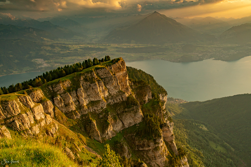 Felsformation Güggisgrat mit Blick auf Thunersee und Eiger im goldenen Sommerlicht, Berner Oberland Schweiz – Jan Geerk Fotograf Basel
