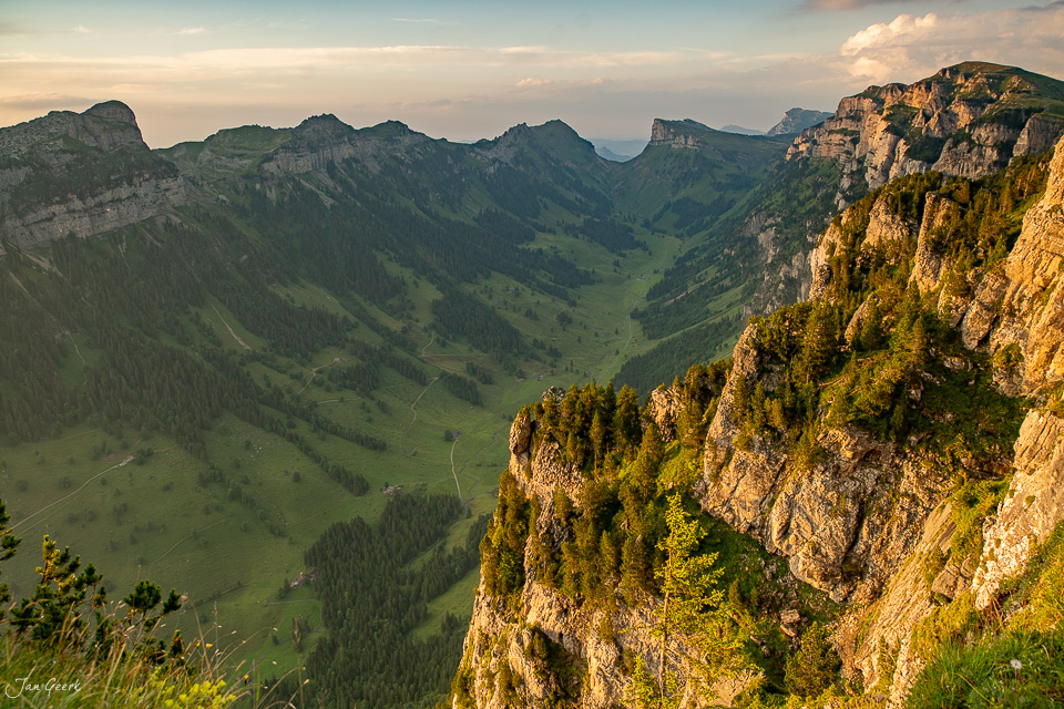 Blick in das Justistal mit steilen Felswänden, grünen Alpweiden und Bergketten im Sommerlicht, Berner Oberland Schweiz – Jan Geerk Fotograf Basel