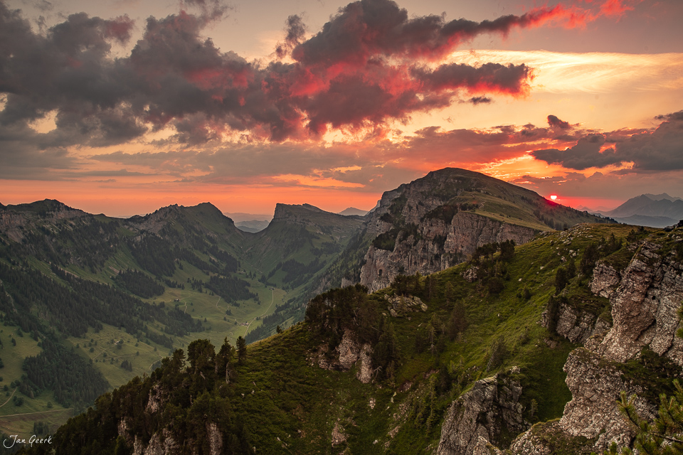 Alpenlandschaft Niederhorn mit dramatischem Sonnenuntergang über Berge und Wald Berner Oberland Schweiz – Jan Geerk Fotograf Basel