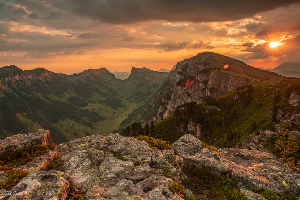 Sonnenuntergang über dem Niederhorn mit Blick ins Justistal, Berge im goldenen Licht, Berner Oberland Schweiz – Jan Geerk Fotograf Basel
