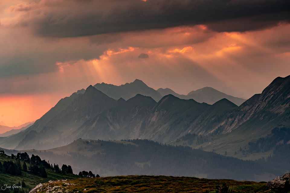 Niederhorn mit Eiger und Jungfrau im goldenen Abendlicht, Berner Oberland Schweiz – Jan Geerk Fotograf Basel