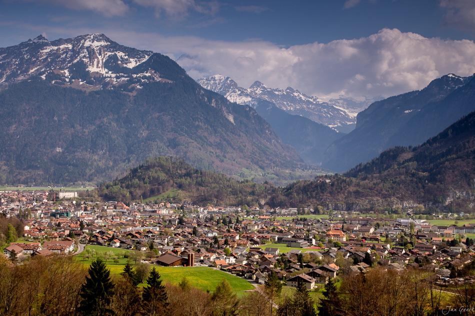 Panorama des Interlaken Tals mit schneebedeckten Bergen im Frühling, Schweiz – Jan Geerk Fotograf Basel