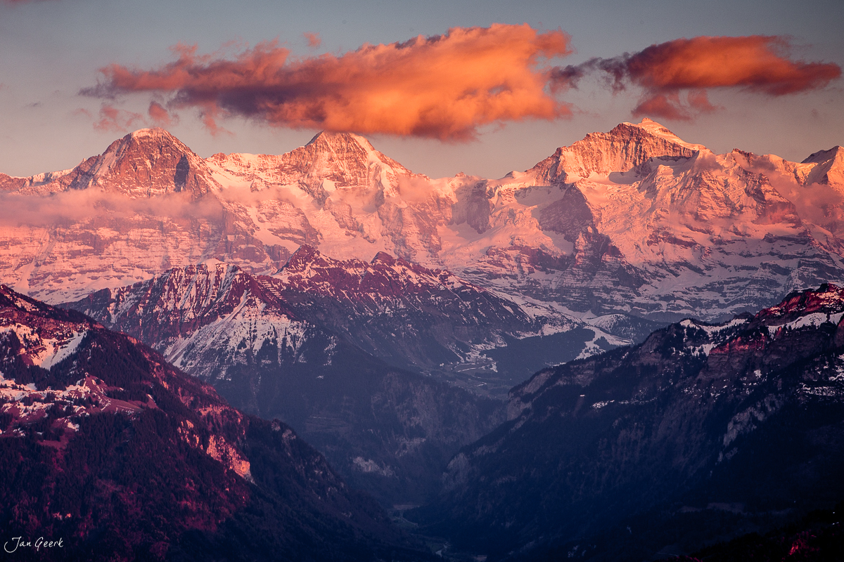 Eiger Jungfrau Mönch Alpengipfel bei Sonnenaufgang Frühling Berner Oberland Schweiz Jan Geerk Fotograf Basel
