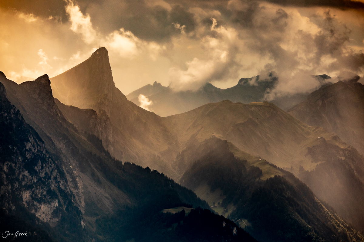 Niederhorn Berglandschaft mit goldenem Licht, dramatische Alpenkulisse im Berner Oberland Schweiz – Jan Geerk Fotograf Basel