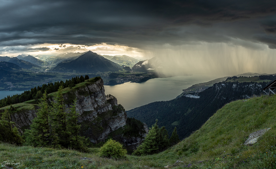 Panoramablick vom Niederhorn auf den Thunersee mit dramatischen Gewitterwolken über den Berner Alpen, Schweiz – Jan Geerk Fotograf Basel