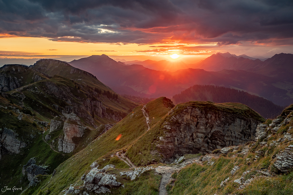 Sonnenuntergang über dem Niederhorn mit Alpengipfeln, goldenes Kantlicht über Berner Oberland Schweiz – Jan Geerk Fotograf Basel