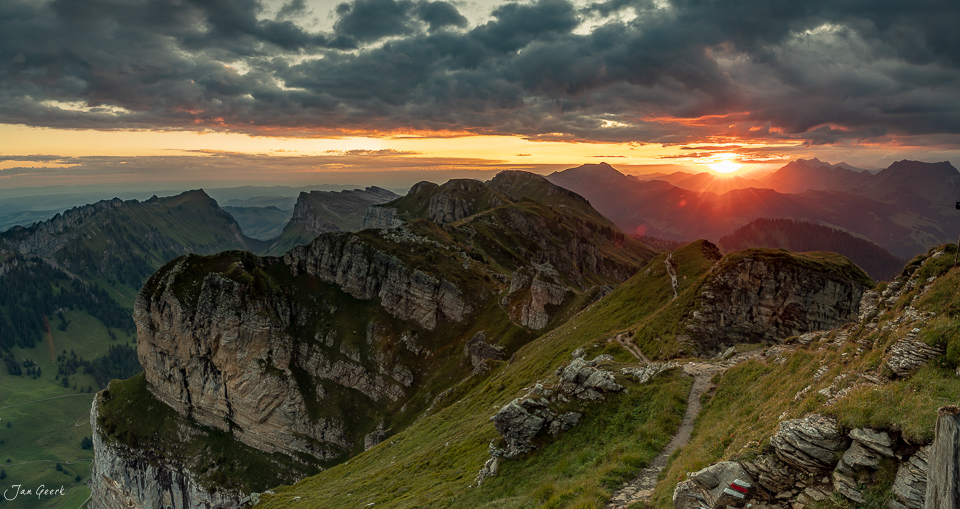 Panoramablick vom Niederhorn bei Sonnenuntergang mit dramatischem Himmel über dem Berner Oberland Schweiz Jan Geerk Fotograf Basel