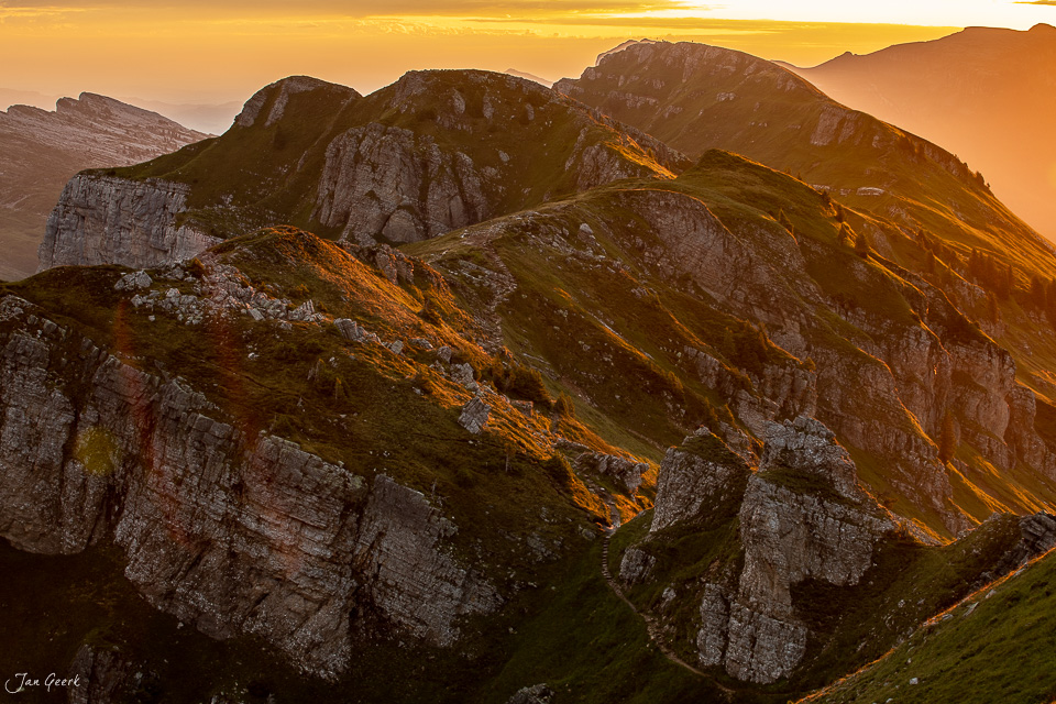 Niederhorn Alpengipfel mit Kalksteinformationen im goldenen Sonnenaufgangslicht Berner Oberland Schweiz Jan Geerk Fotograf Basel