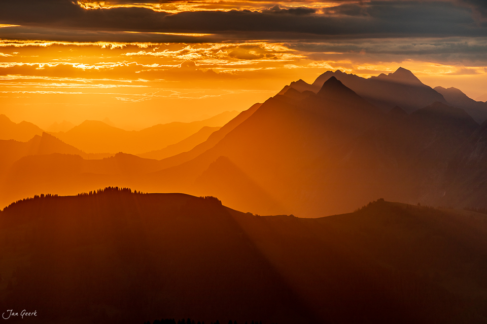 Alpengipfel im goldenen Sonnenunterlich über dem Niederhorn, Berner Oberland Schweiz – Jan Geerk Fotograf Basel