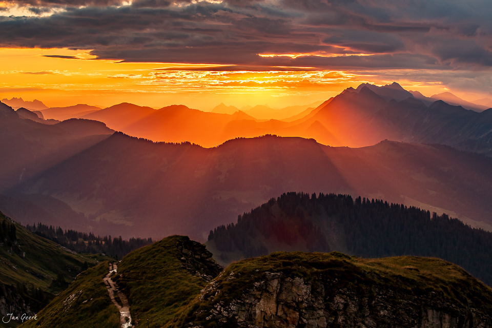 Sonnenaufgang Niederhorn mit Alpengipfeln, Berner Oberland, Schweiz – Jan Geerk Fotograf Basel