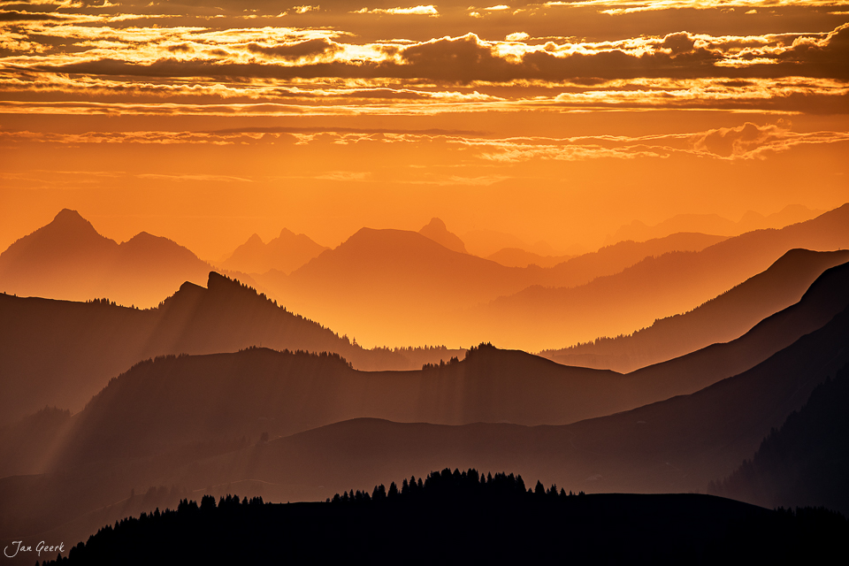 Bergsilhouetten am Niederhorn bei Sonnenaufgang mit golden leuchtender Alpenkette Berner Oberland Schweiz – Jan Geerk Fotograf Basel