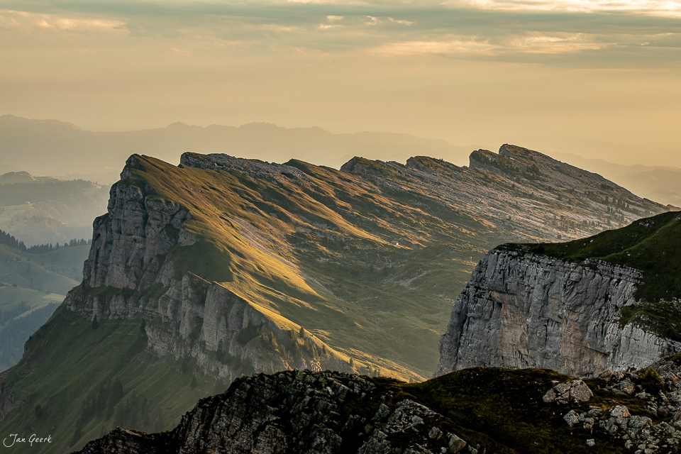Niederhorn Felsformation golden beleuchtete Bergkette Berner Oberland Schweiz Jan Geerk Fotograf Basel
