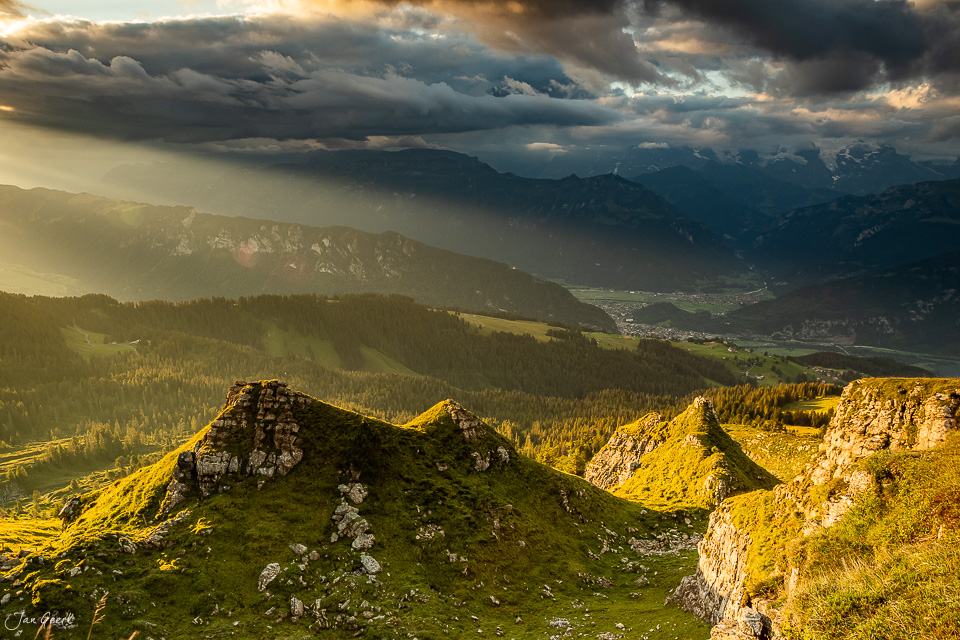 Felsformationen und Alpenlandschaft beim Niederhorn mit dramatischem Himmel, Berner Oberland Schweiz – Jan Geerk Fotograf Basel