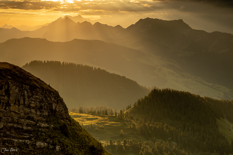 Goldene Berglandschaft am Niederhorn mit Alpensilhouetten bei Sonnenuntergang Berner Oberland Schweiz Jan Geerk Fotograf Basel