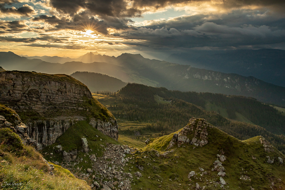 Berglandschaft Niederhorn mit Felsformationen goldener Sonnenuntergang Berner Oberland Schweiz Jan Geerk Fotograf Basel