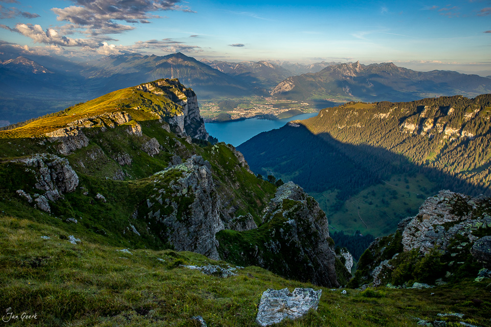 Niederhorn Alpengipfel mit Blick auf Thunersee, grüne Almwiesen, Felsenformationen im Sonnenlicht, Berner Oberland Schweiz – Jan Geerk Fotograf Basel