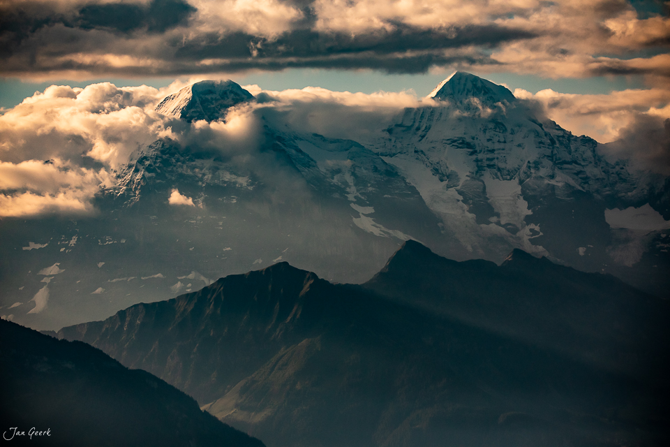 Schneebedeckte Berggipfel am Niederhorn mit dramatischen Wolken und Kantlicht, Berner Oberland Schweiz – Jan Geerk Fotograf Basel