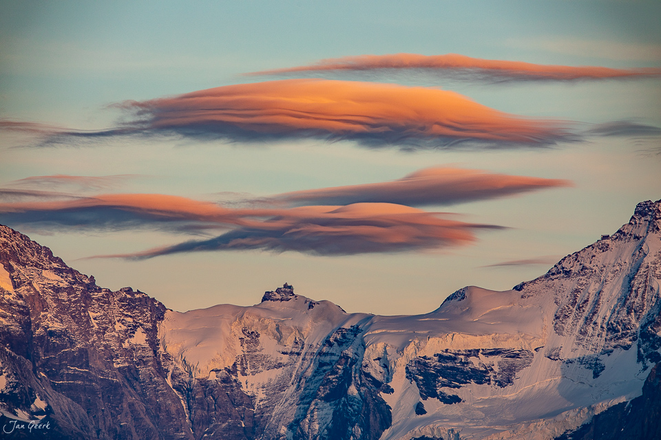 Lenticularis Wolken über schneebedeckten Bergen am Niederhorn, Berner Oberland Schweiz – Jan Geerk Fotograf Basel