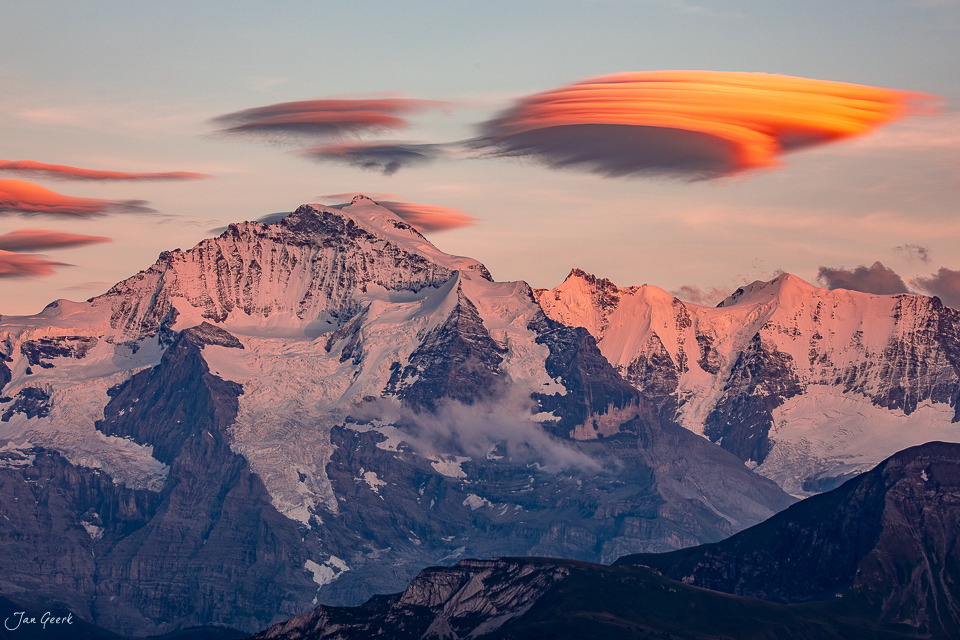 Alpenpanorama vom Niederhorn bei Sonnenaufgang mit vergoldetem Licht, Berner Oberland Schweiz – Jan Geerk Fotograf Basel