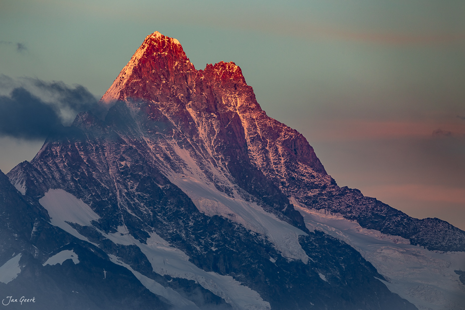 Schneebedeckter Eiger mit goldenem Alpenlicht bei Sonnenaufgang in den Berner Alpen Schweiz – Jan Geerk Fotograf Basel