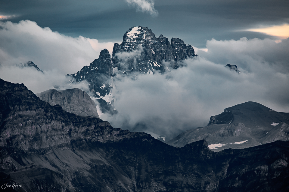Dramatische Berglandschaft am Niederhorn mit verschneiten Gipfeln in Wolken, Berner Oberland Schweiz – Jan Geerk Fotograf Basel