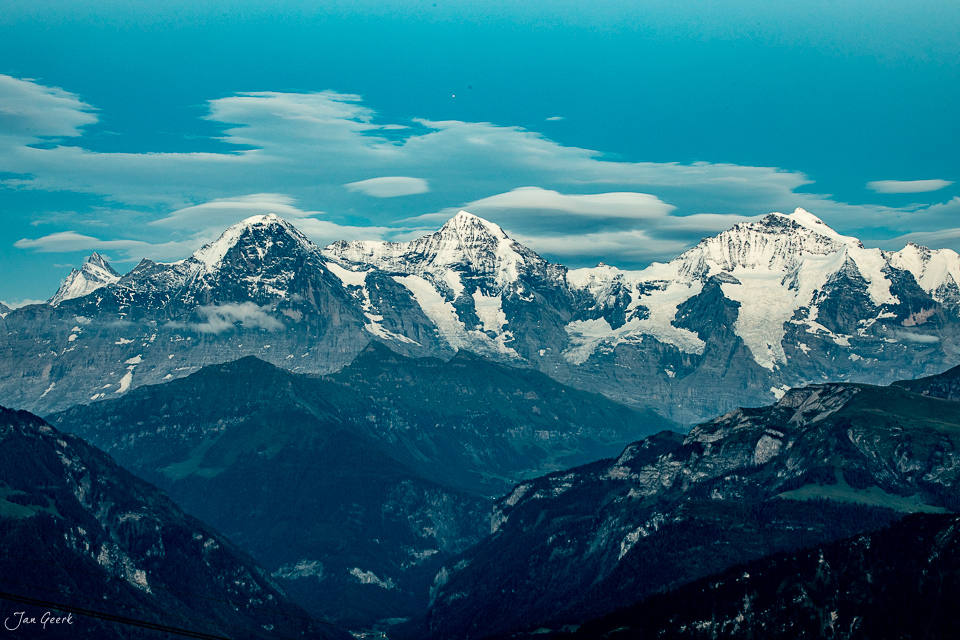 Schneebedeckte Alpengipfel mit Eiger Jungfrau Mönch vom Niederhorn Berner Oberland Schweiz – Jan Geerk Fotograf Basel