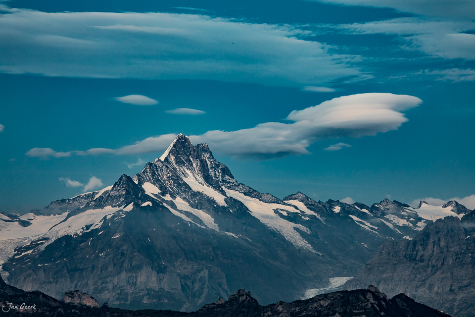 Schneebedeckter Eiger mit Wolkenhimmel, Berner Oberland Alpenlandschaft, Schweiz – Jan Geerk Fotograf Basel