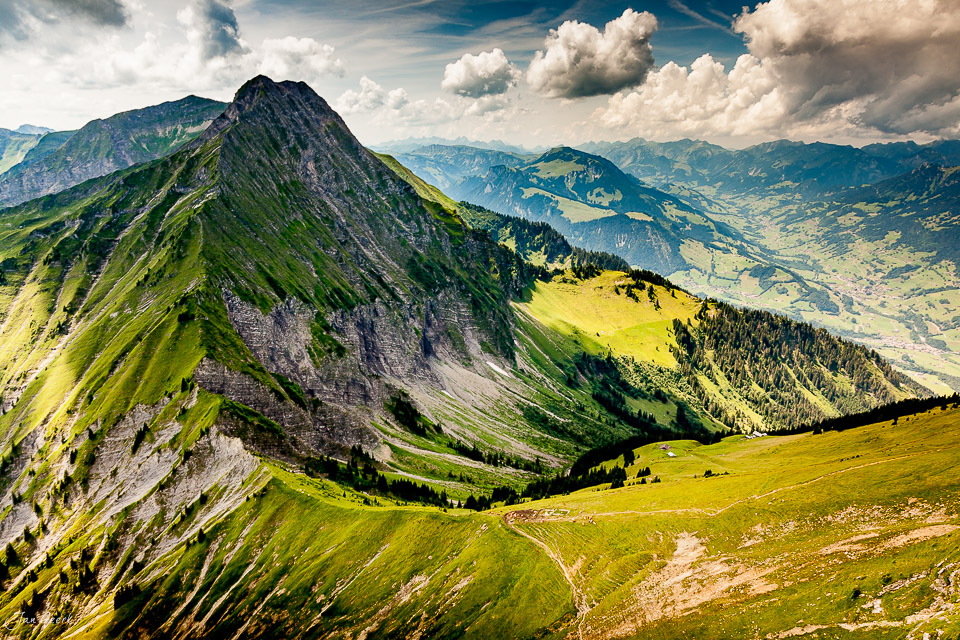 Berglandschaft Niesen mit grünen Alpweiden, dramatischen Felswänden und Bergpanorama im Berner Oberland Schweiz – Jan Geerk Fotograf Basel