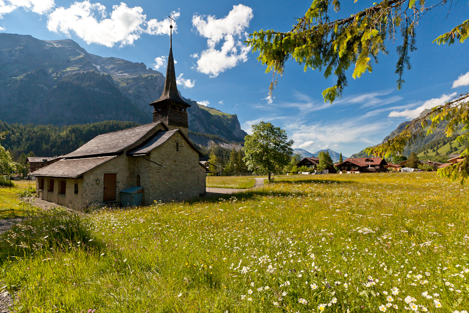 Kandersteg Kapelle Blütenwiese Sommer Berner Oberland Schweiz – Jan Geerk Fotograf Basel