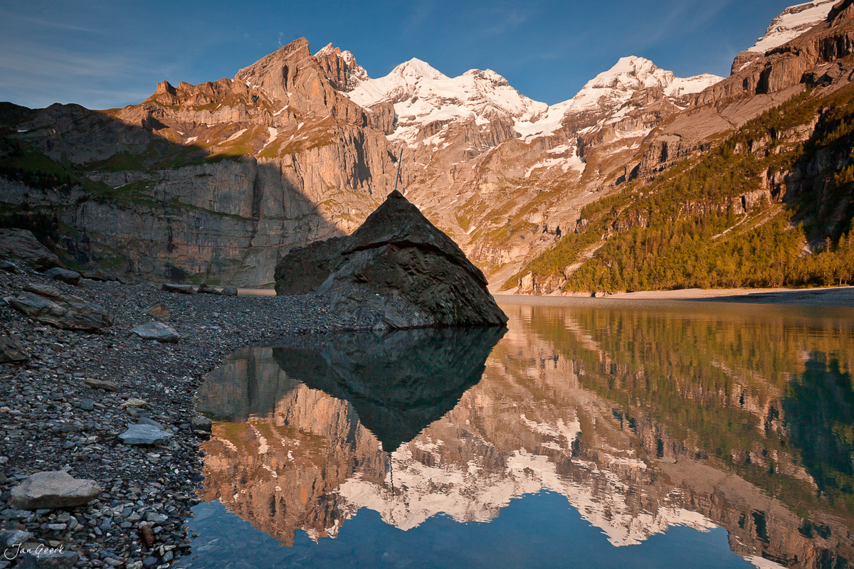 Oeschinensee mit Spiegelung schneebedeckter Berge Sommer Berner Oberland Schweiz Jan Geerk