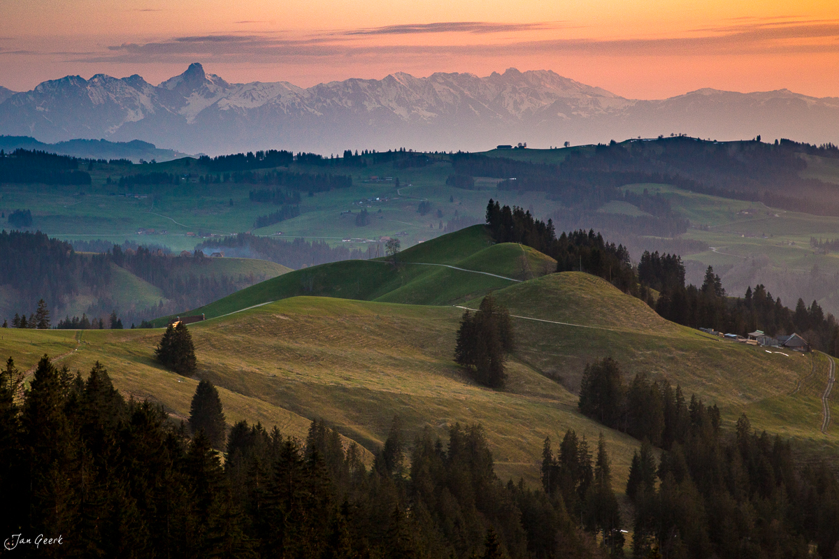 Rämisgummen Frühling mit Alpenkette Sonnenaufgang Emmental Berner Oberland Schweiz Jan Geerk