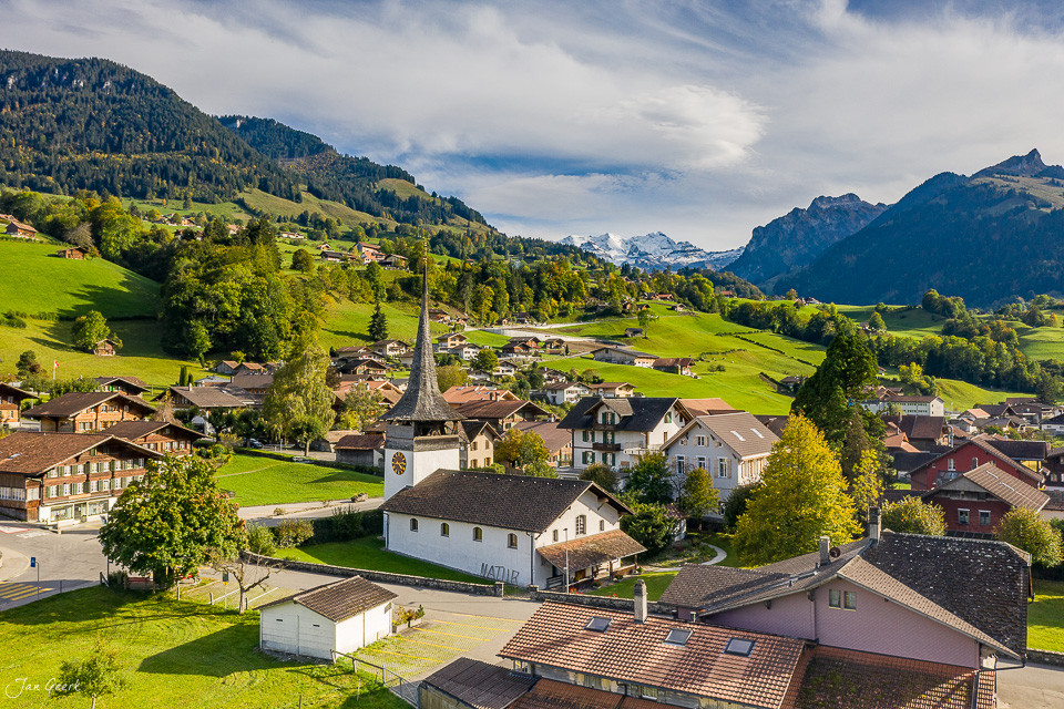 Luftaufnahme Reichenbach Kandertal mit Kirche, grünen Wiesen und Bergen im Sommer, Berner Oberland Schweiz – Jan Geerk Fotograf Basel