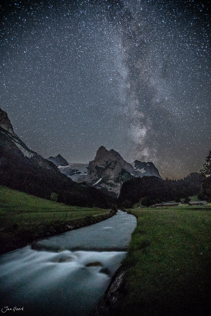 Milchstrasse über Wellhorn und Bergahorntal bei Rosenlaui Sommernacht Berner Oberland Schweiz Jan Geerk Fotograf Basel