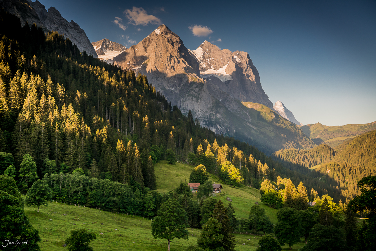 Alpental mit Bergahorn und Wellhorn bei Rosenlaui im Berner Oberland, Sommerliche Berglandschaft Schweiz – Jan Geerk Fotograf Basel