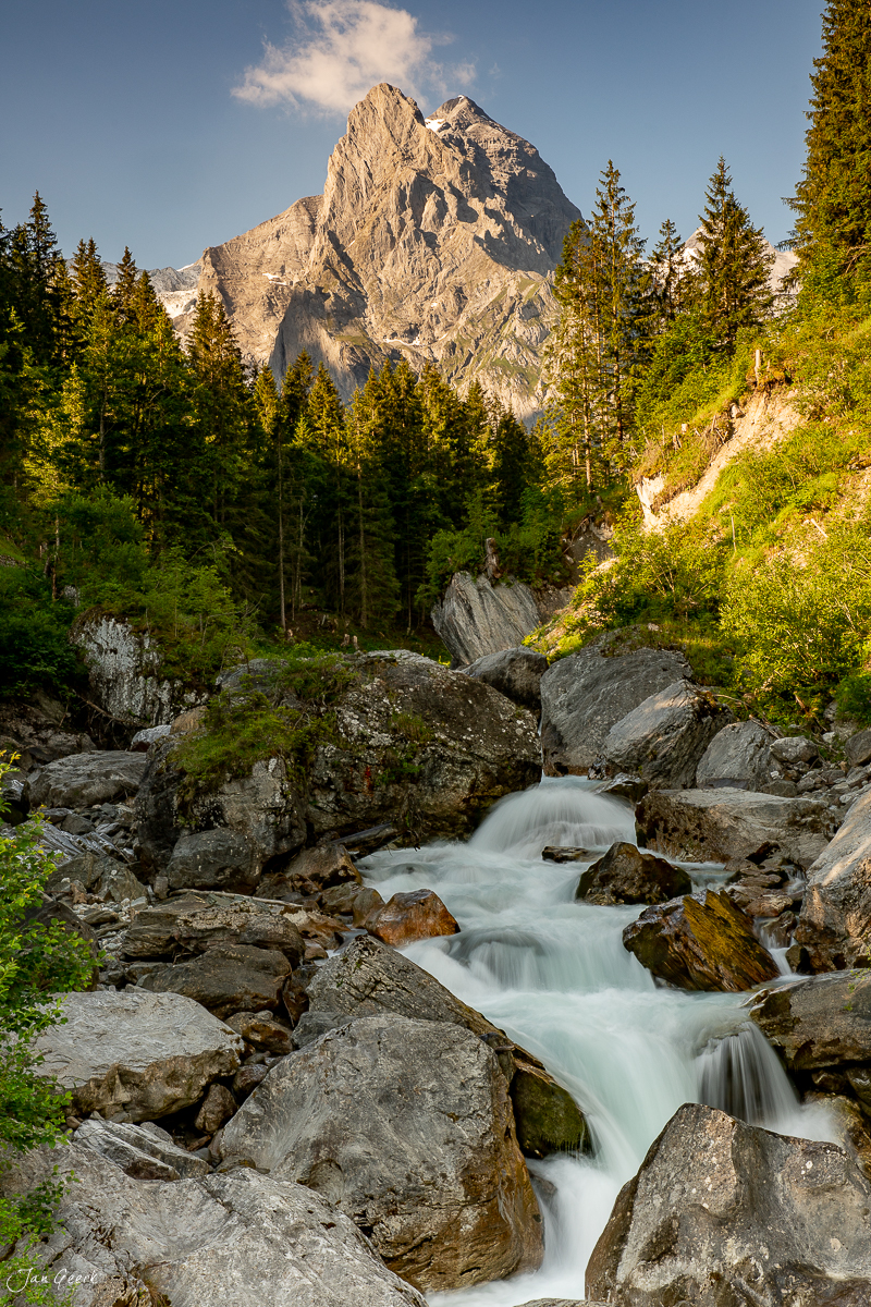 Alpbach mit Wasserfällen im Rosenlaui Tal, Bergahorn und Wellhorn im Hintergrund, Sommerlicht Berner Oberland Schweiz – Jan Geerk Fotograf Basel
