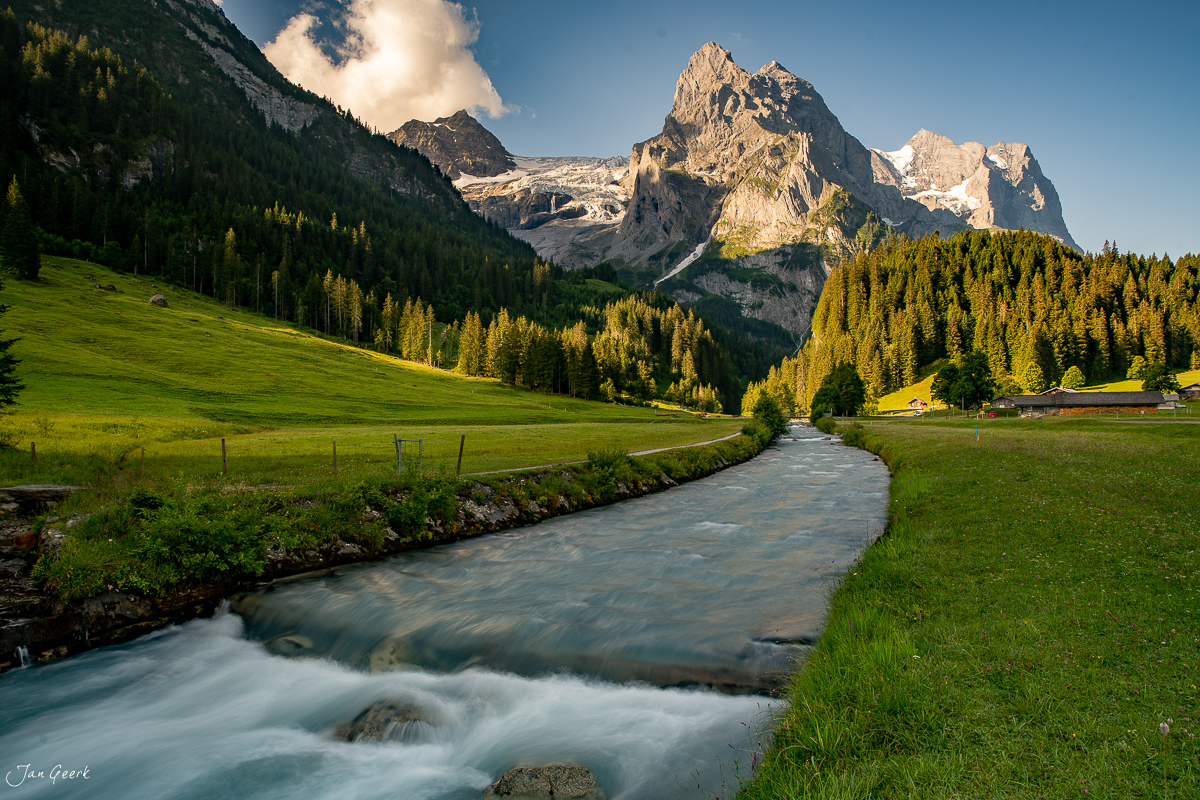 Bergbach und Alpwiese vor Berghorn und Wellhorn im Sommer, Rosenlaui Berner Oberland Schweiz – Jan Geerk Fotograf Basel