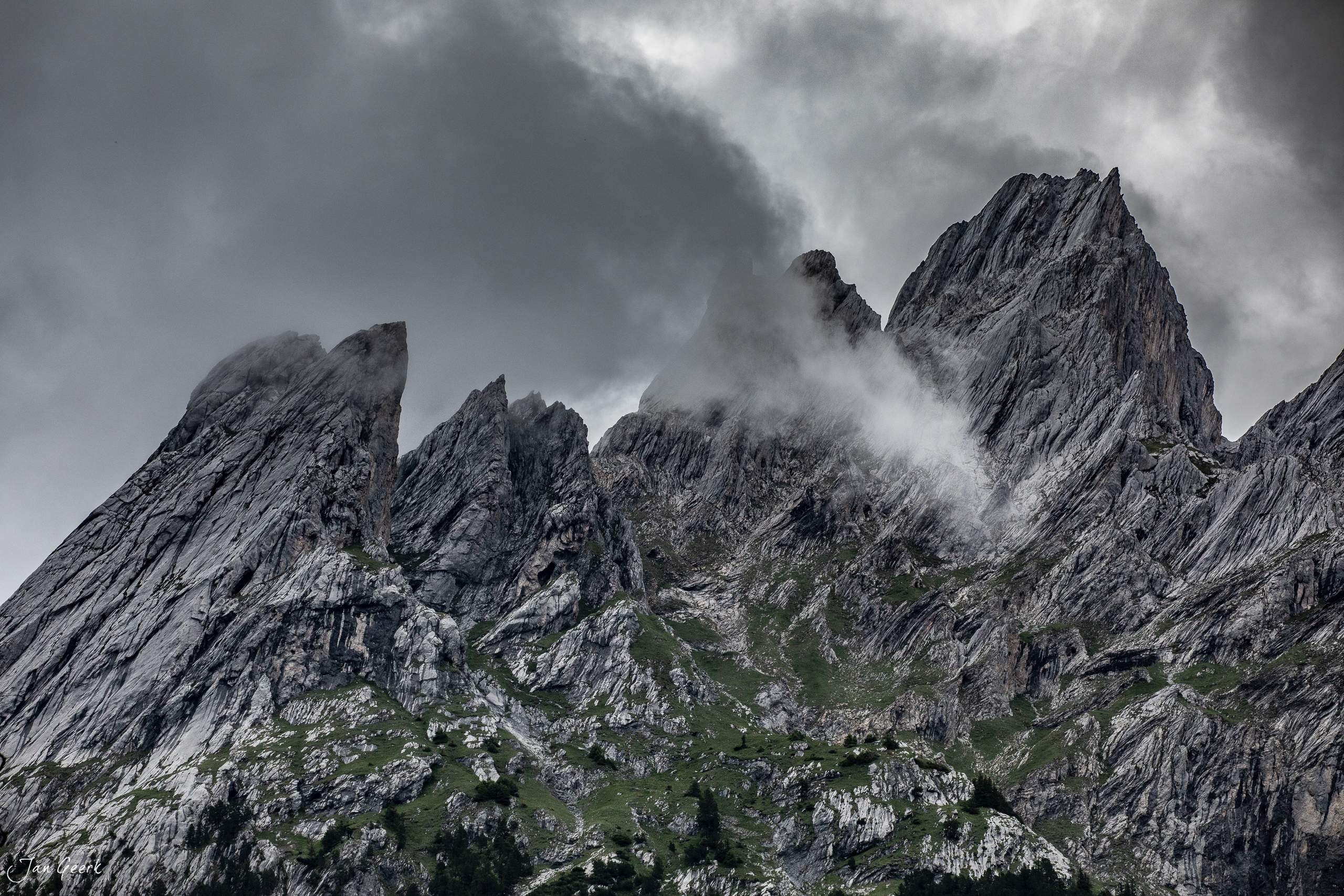 Dramatische Felswände mit Nebel am Scheidegg, Berner Oberland, Sommer, Schweiz – Jan Geerk Fotograf Basel