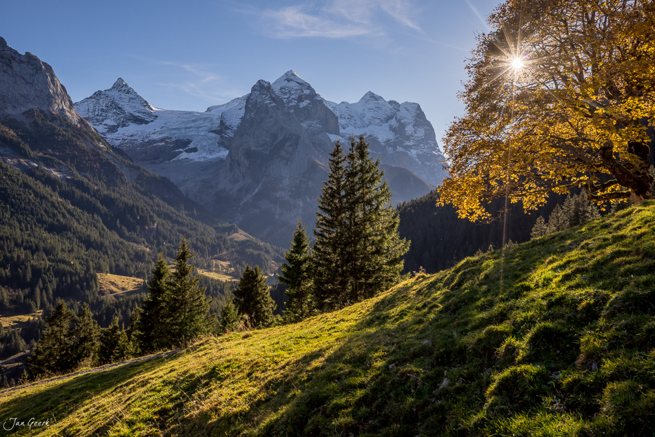 Herbstliche Berglandschaft mit schneebedeckten Gipfeln in Rosenlaui, Berner Oberland Schweiz – Jan Geerk Fotograf Basel