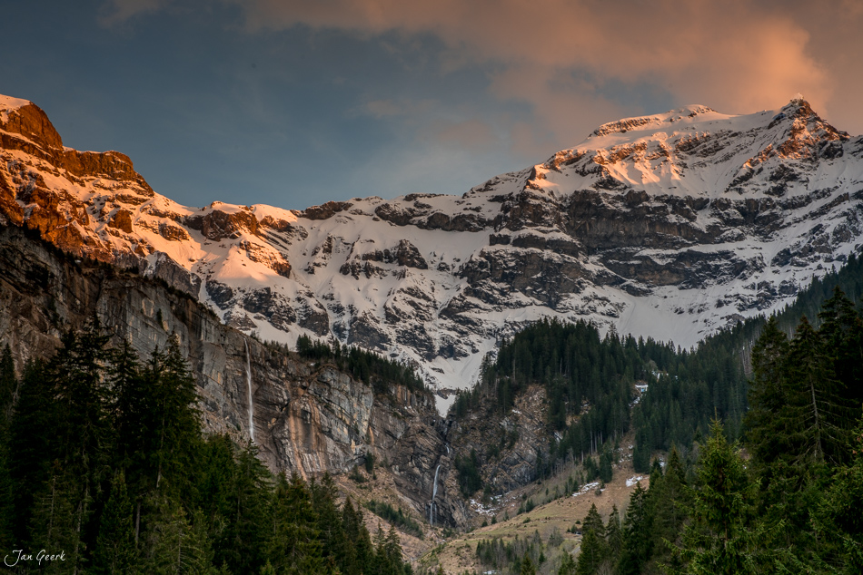 Verschneite Berglandschaft mit Wasserfall im Eiger-Gebiet, Berner Oberland, Wintermorgen, Schweiz – Jan Geerk Fotograf Basel