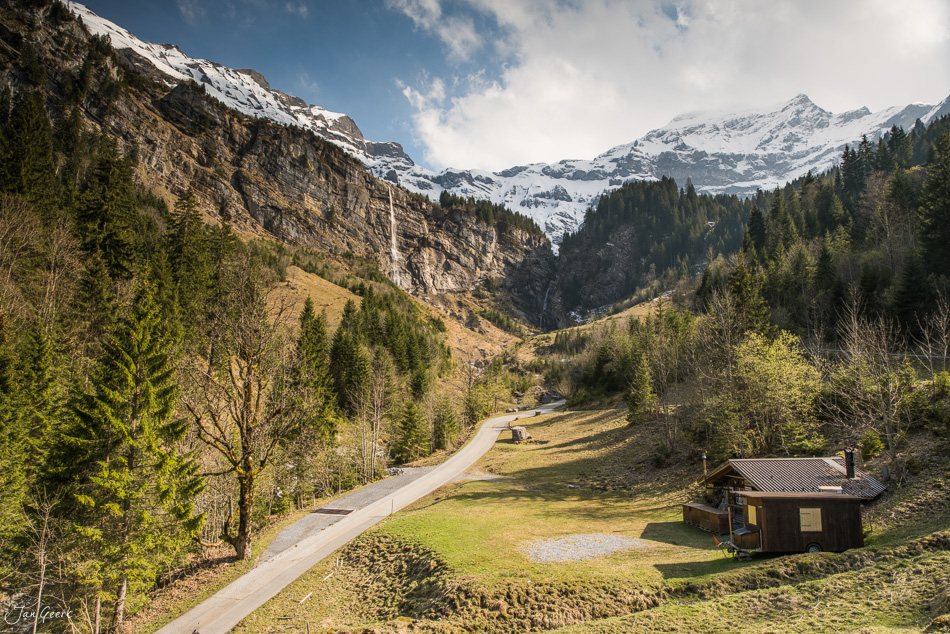 Alpental mit Berghütte Wald Schneeberge Frühling Berner Oberland Schweiz Jan Geerk Fotograf Basel