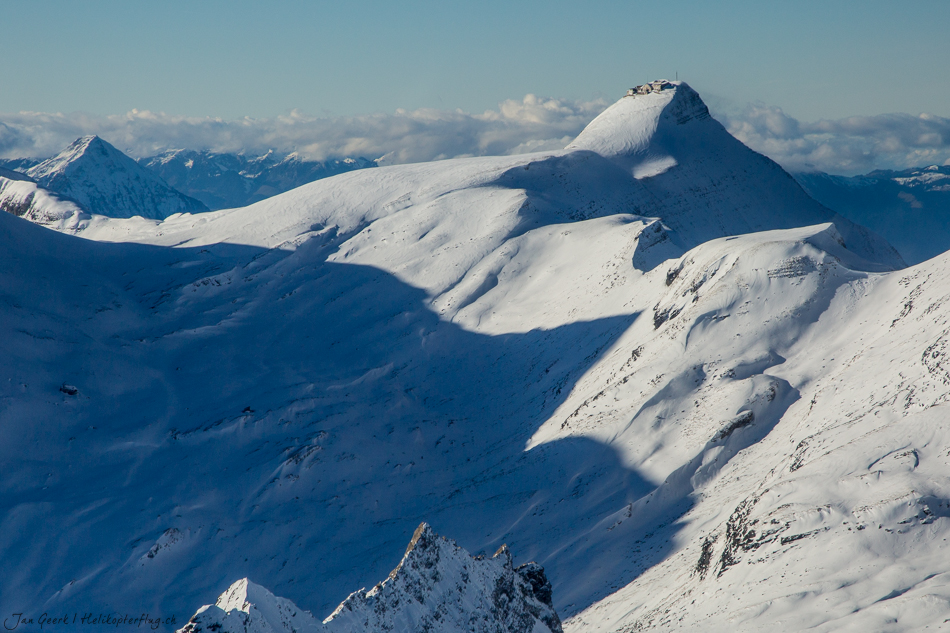Schneebedeckte Berglandschaft Scheidegg mit Gipfeln und Tälern im Wintersonnenlicht, Berner Oberland Schweiz – Jan Geerk Fotograf Basel