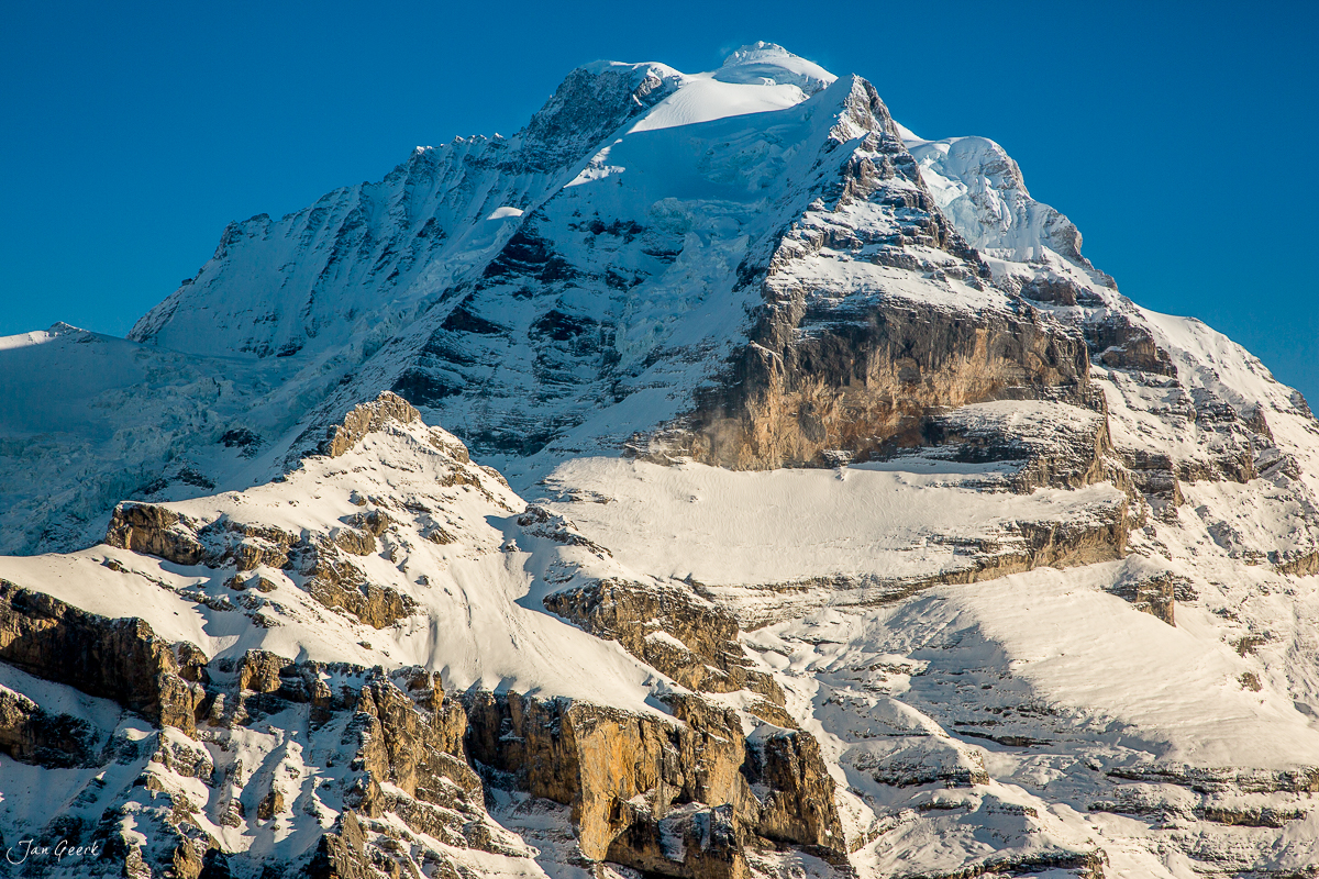 Schneebedeckte Alpengipfel bei Scheidegg im Berner Oberland unter blauem Himmel – Jan Geerk Fotograf Basel